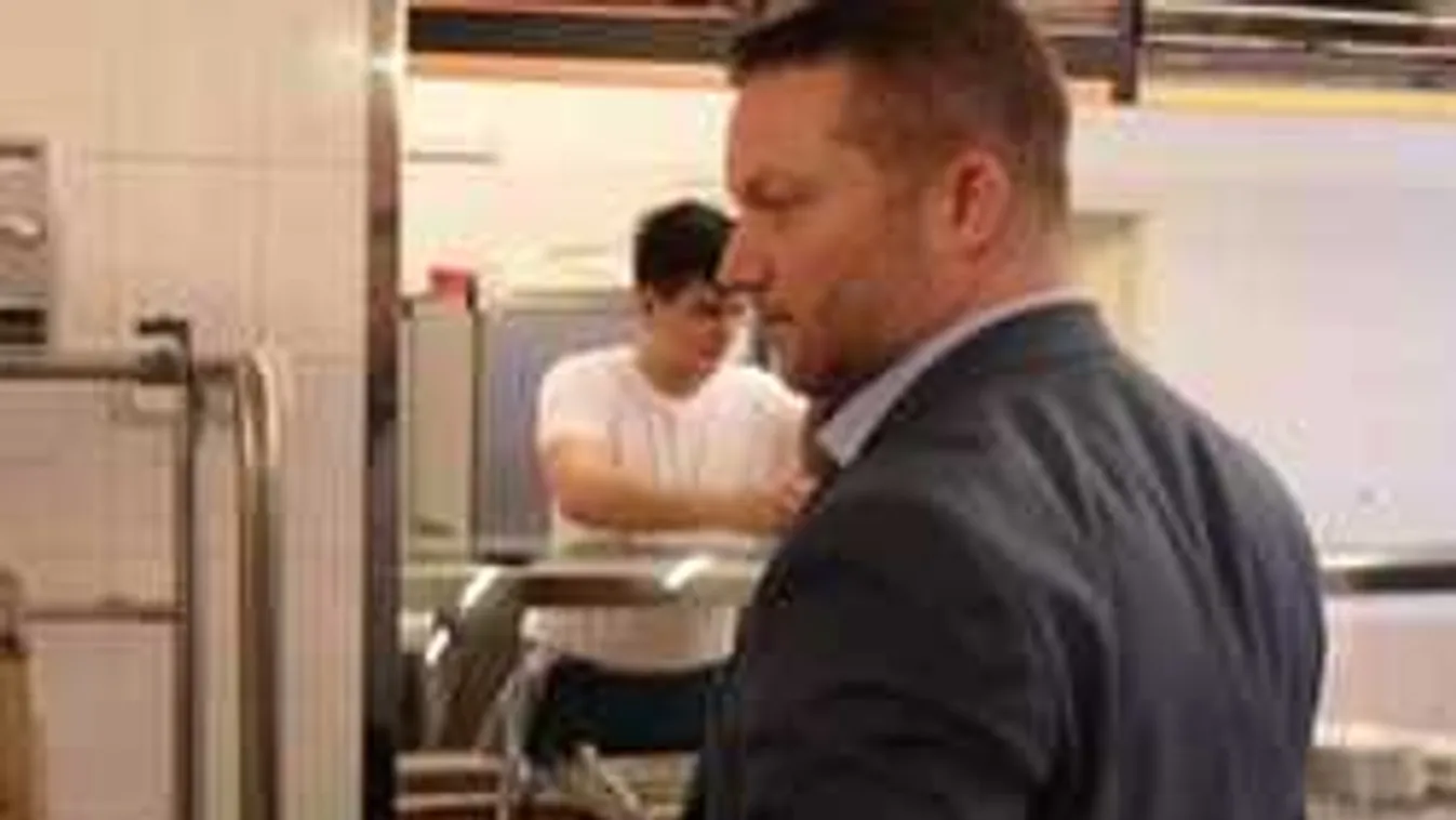 Csak 780 Ft: Így eszi az olcsó menüt az MSZP és a Jobbik elnöke