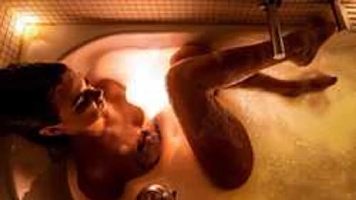 Rányitották a lányra a fürdőszobaajtót, eszméletlen mit művelt odabent