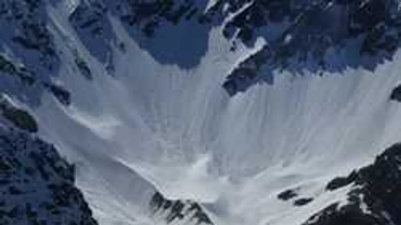 Békésen ültek az étteremben, egyszer csak lavina tört be az ablakon