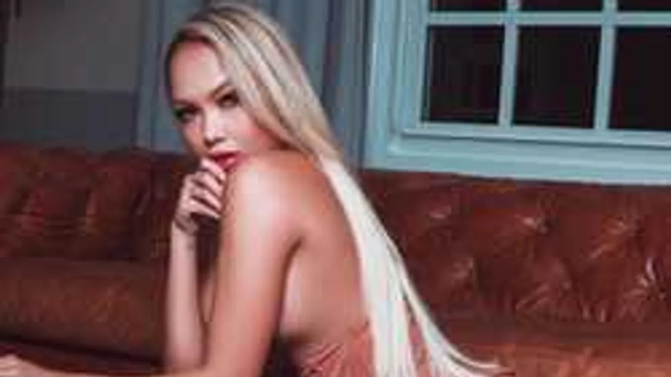 Õrjítő pózban, meztelenül terpeszt a kerek mellű nagykövetasszony