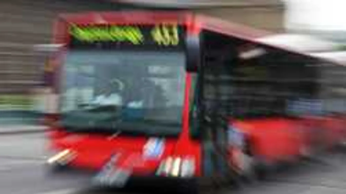 Ablaktörő kalapáccsal támadt a buszsofőrre egy őrjöngő utas