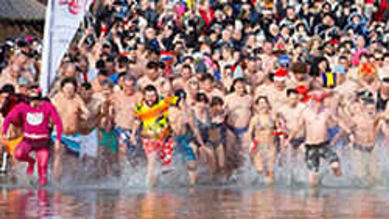 Te belemennél a 2 fokos vízbe, csak mert ez a divat? Õk megtették...