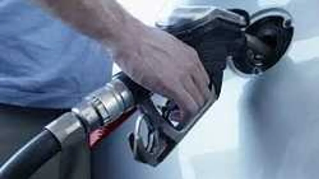 Jó hír az autósoknak: csökken a benzin ára