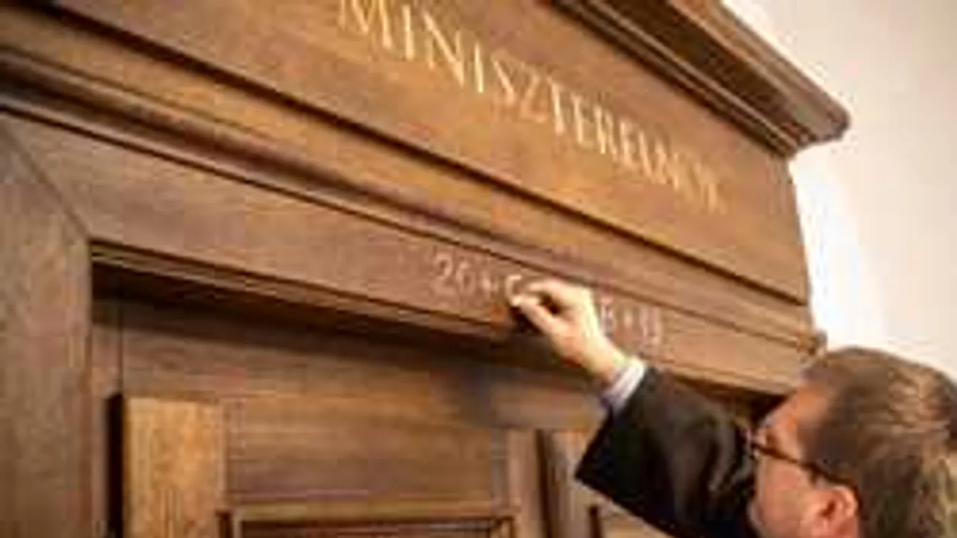 Különös felirat Orbán Viktor ajtaja felett