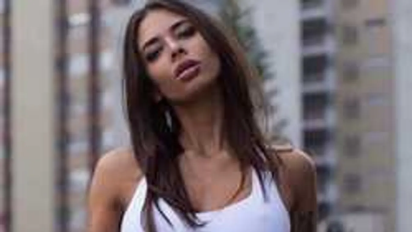 Széttárt lábakkal pucérkodott a fiatal modell, lefotózták!