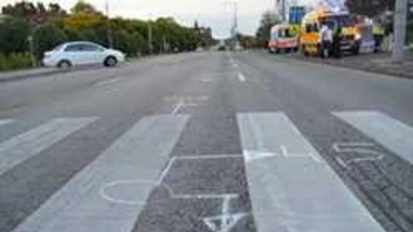 Hárman megsérültek, összeütközött két autó Tatabányán