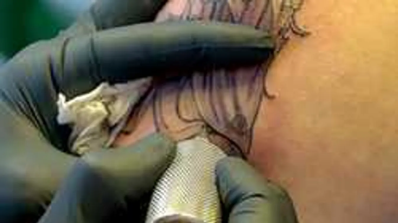 Az év hülyéje a szexi énekesnő: ezt tetováltatta az arcára