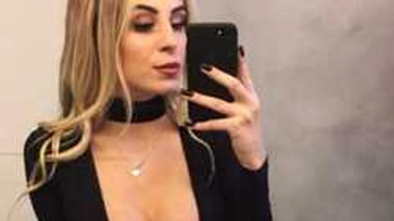 Fotós kapta le: szexi bikiniben állították a fal mellé a híres modellt