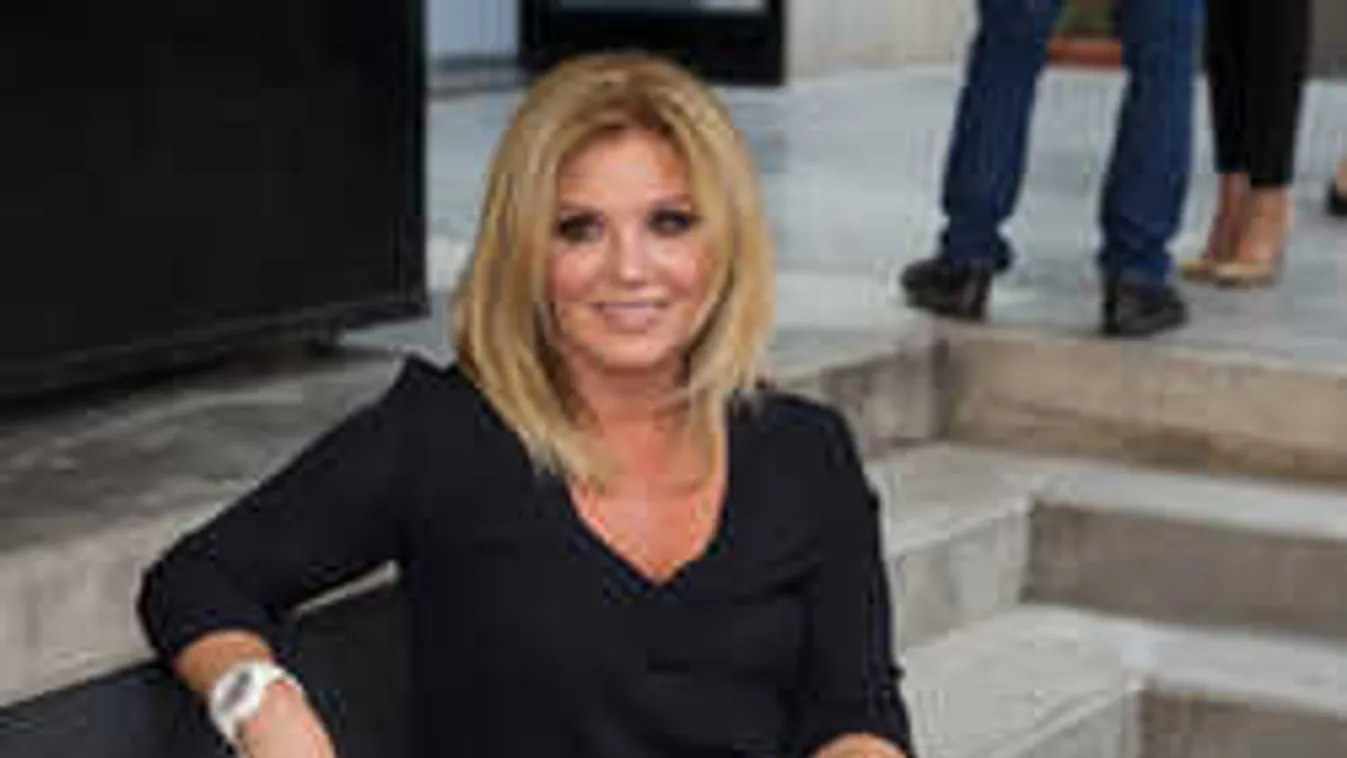 Micsoda dekoltázs! Liptai Claudia dögös vörös ruhában mutatta meg magát