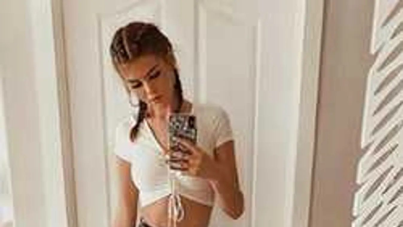 Kőkemény meztelen szelfit posztolt a gyönyörű színésznő!