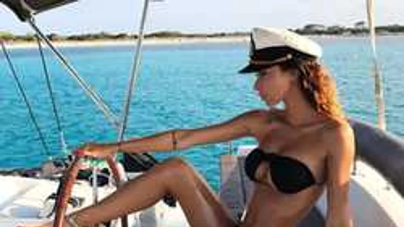 Meztelenül állt az ablakba, lefotózták a barackmellű sportolónőt