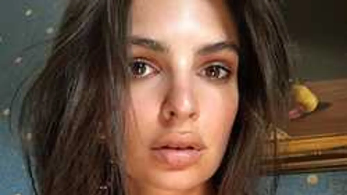 Szédítően dögös, áttetsző "ruhában" jelent meg a fiatal bombázó