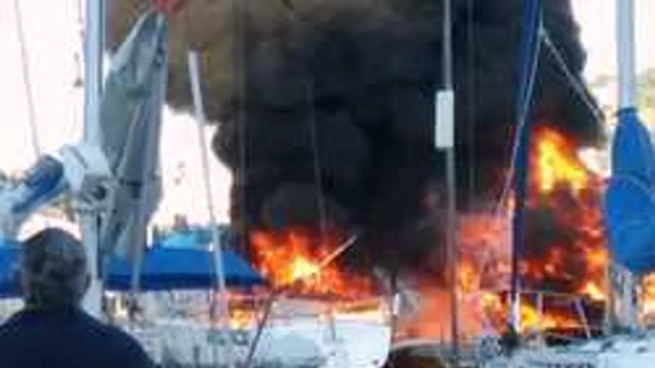 Robbantásos leszámolás a forgalmas kikötőben! - videó