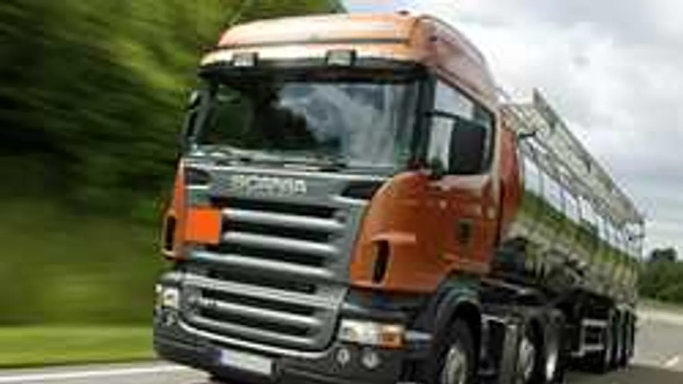 Ámokfutásba kezdett egy kamionos, szirénázó mentőt szorított le az útról