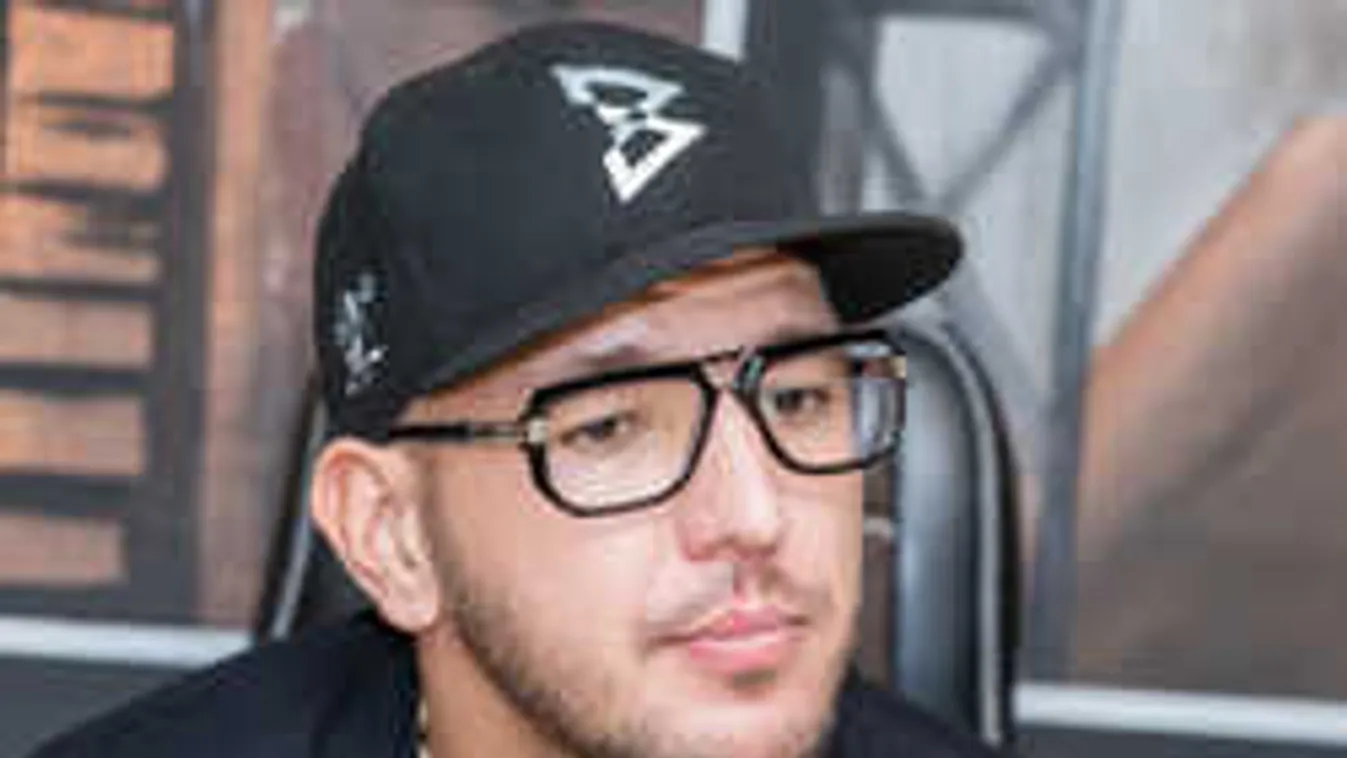 Meglepődtek a rajongók: Ezt tette a Curtis a visszatérő koncertjén