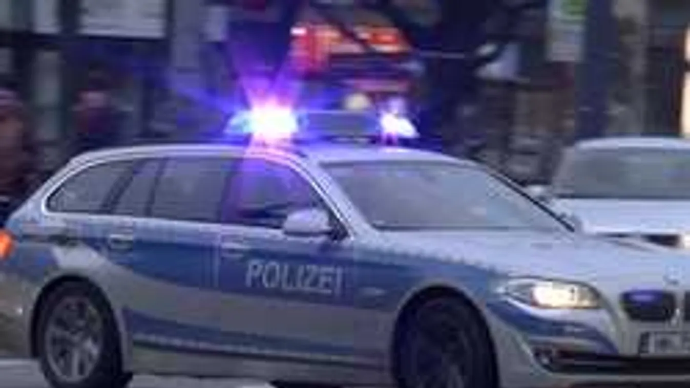 Villamosmegállóban fogta karon a  lányt a migráns, hogy menjen vele