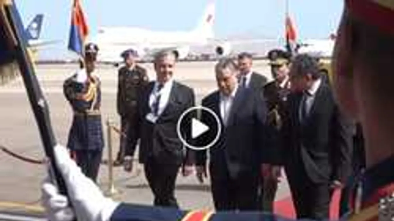 Így érkezett meg Egyiptomba Orbán Viktor