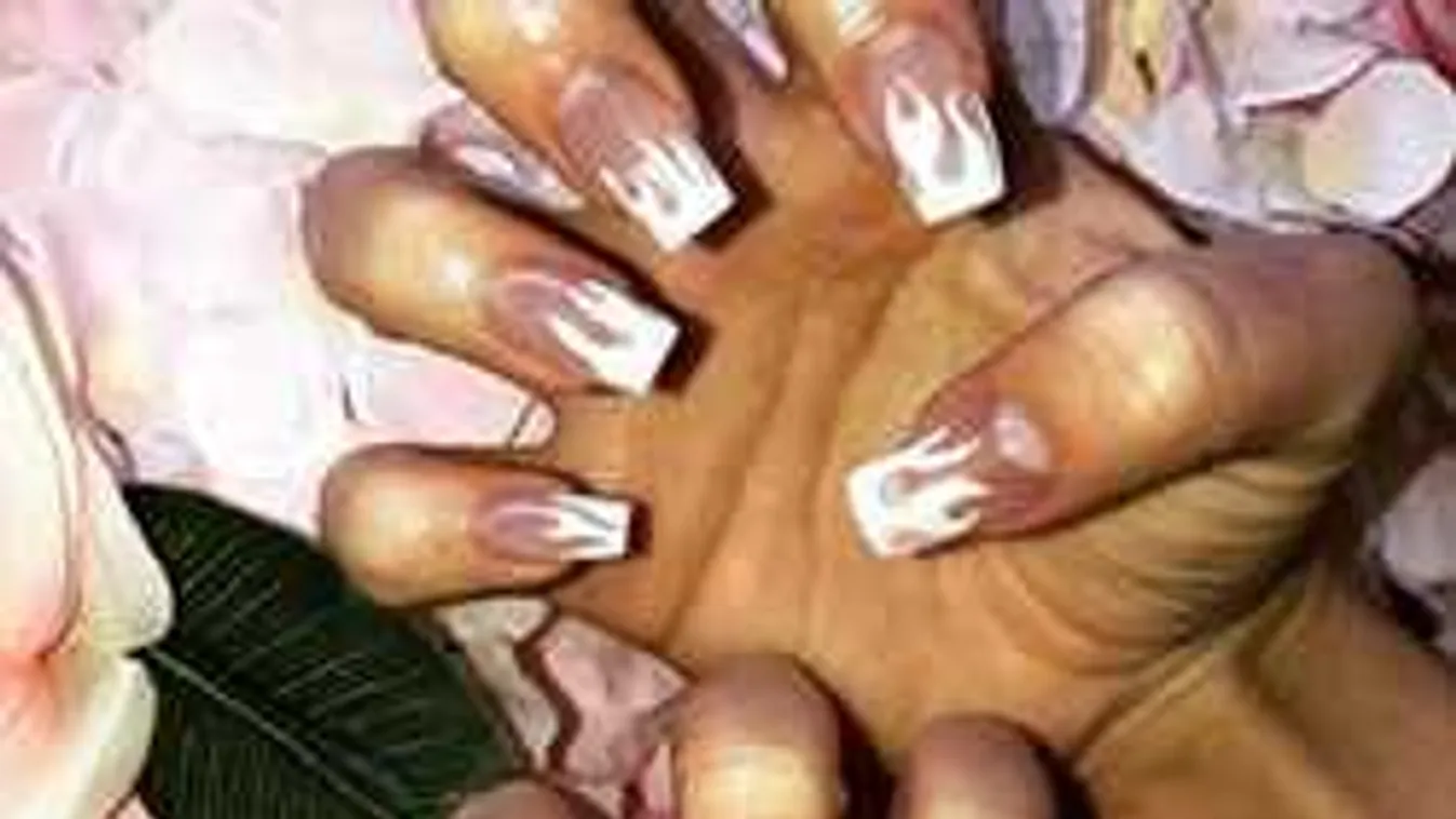 Micsoda ötlet! Megújult a francia manikűr, őrülten szexi lett a köröm