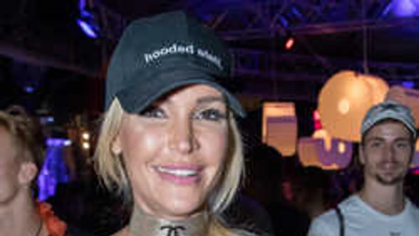 Köldökig kivágott ruhában mutatta meg hatalmas melleit Zimány Linda