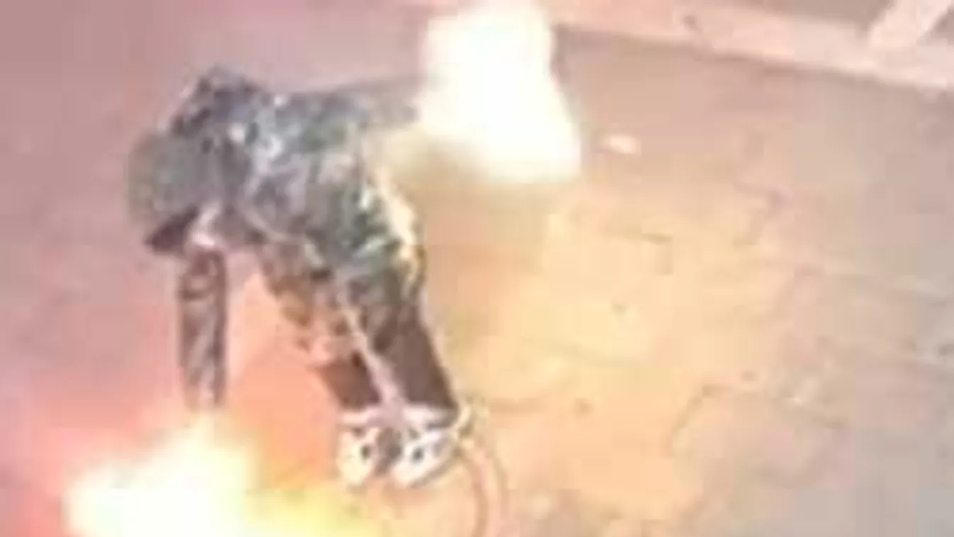 Sokkoló videó: hajszál híján tragédia érte a kisfiút a felelőtlen szülők miatt