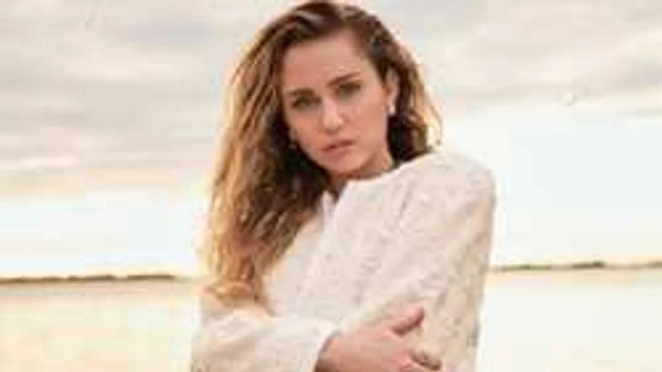 Férjes asszonyként először mutatta meg a melleit az énekesnő