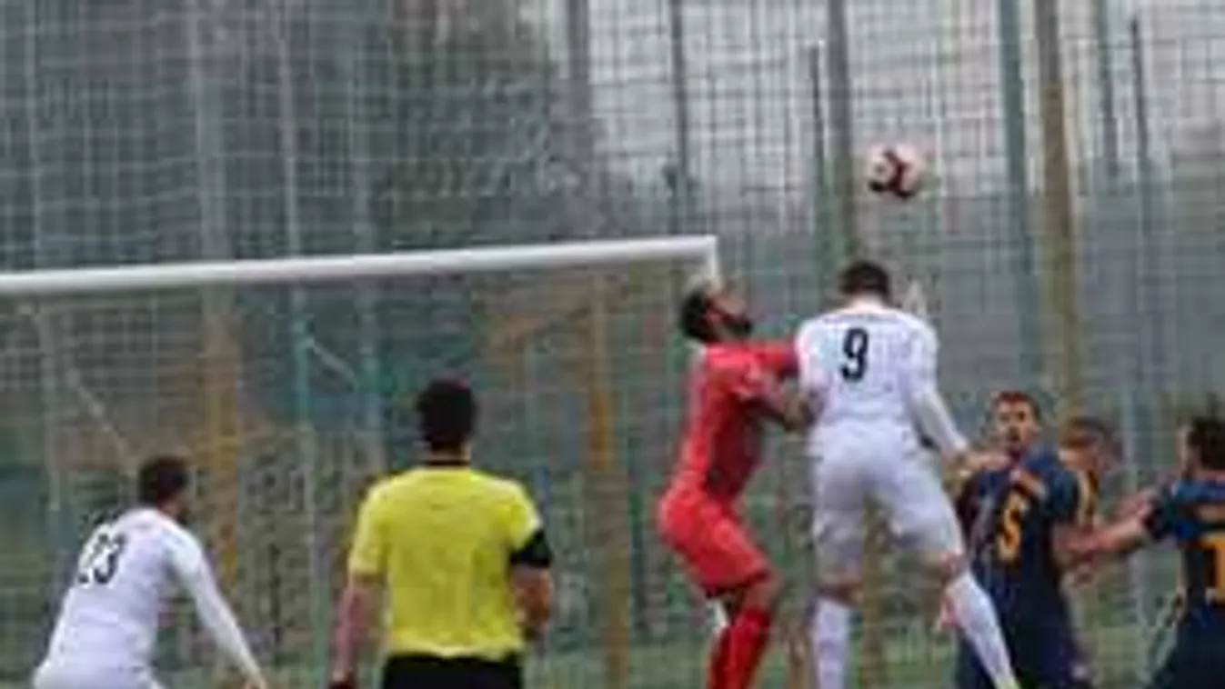 Elképesztő, mit talált a focipályán a magyar fiú