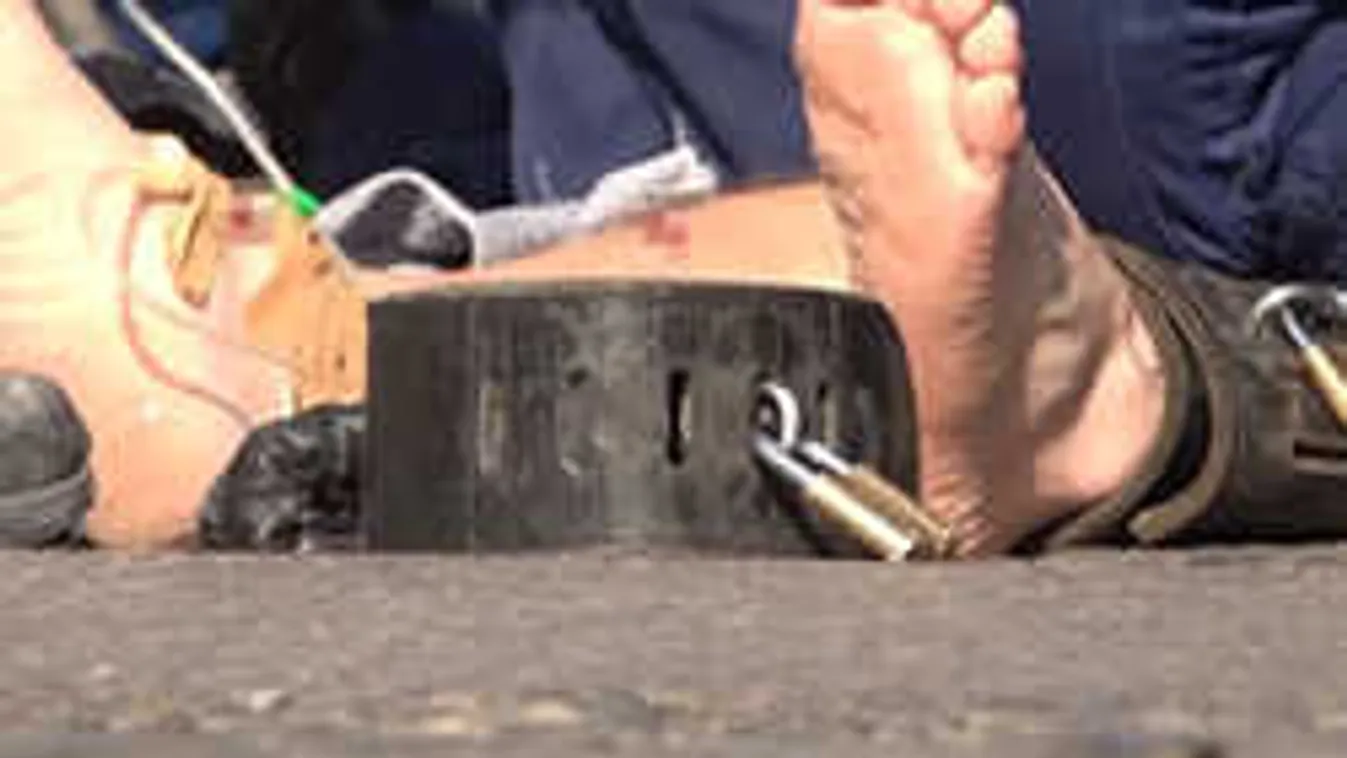 Megszólalt a túsz, ez történt 30 percig a Nissanban