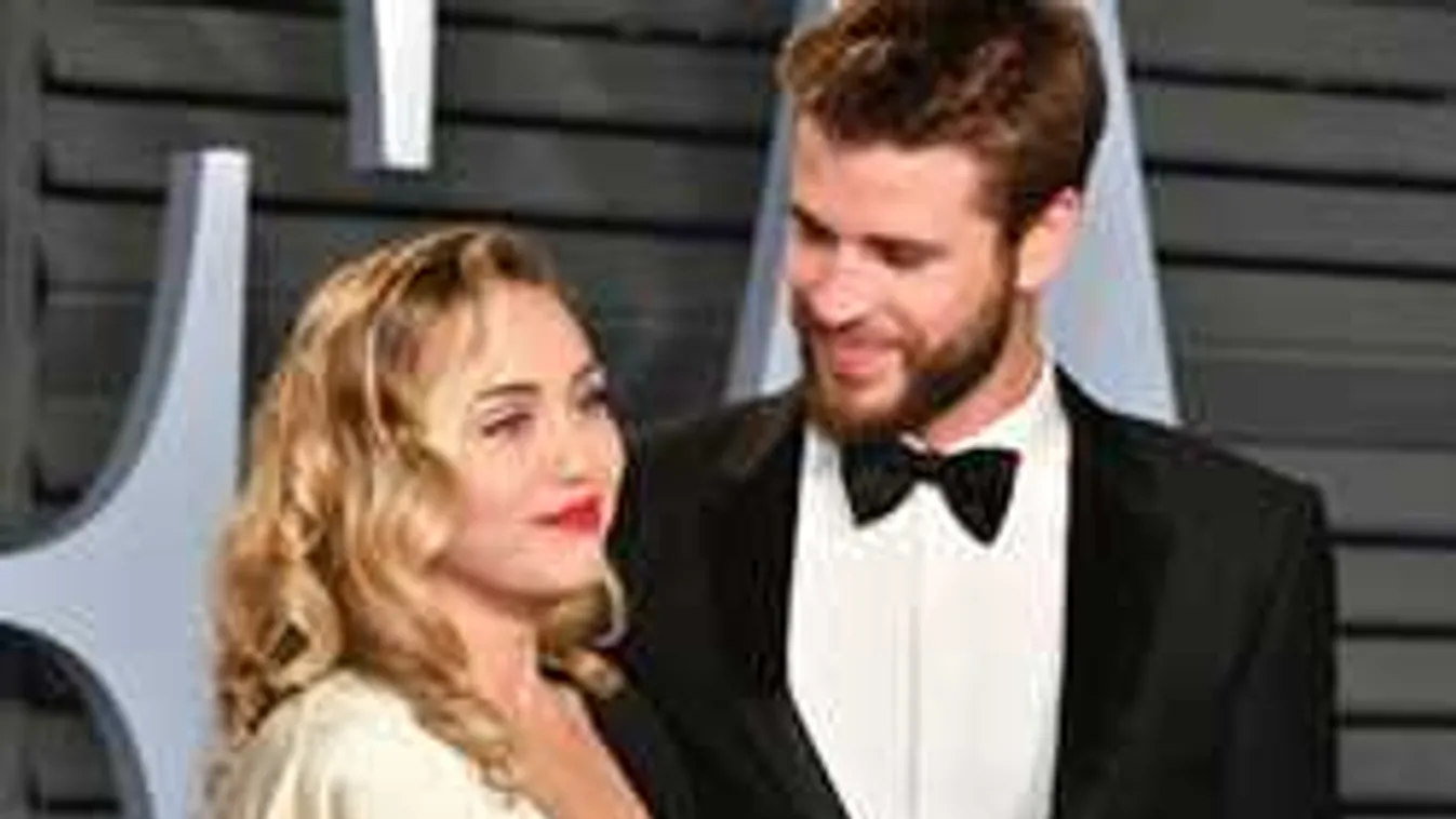 Ebbe belepirulsz, széttárt lábakkal üzent a dögös énekesnő