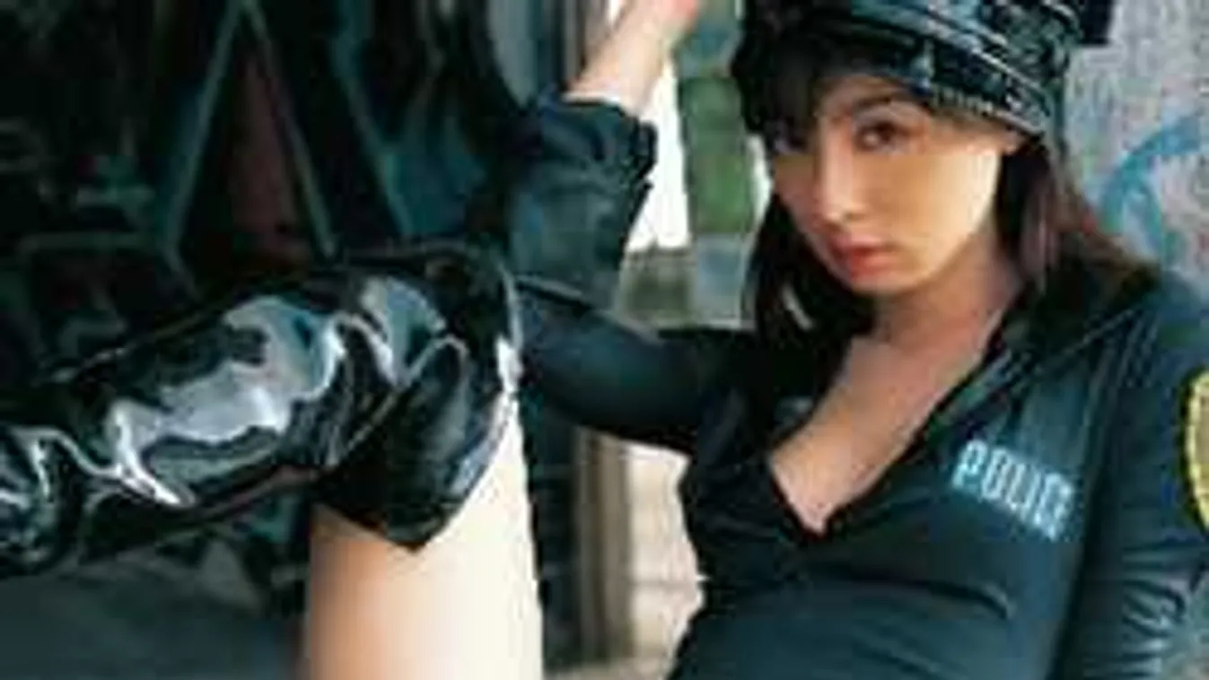 Ilyen iszonyatosan szexin ügyel a rendre Észak-Koreában a rendőrnő