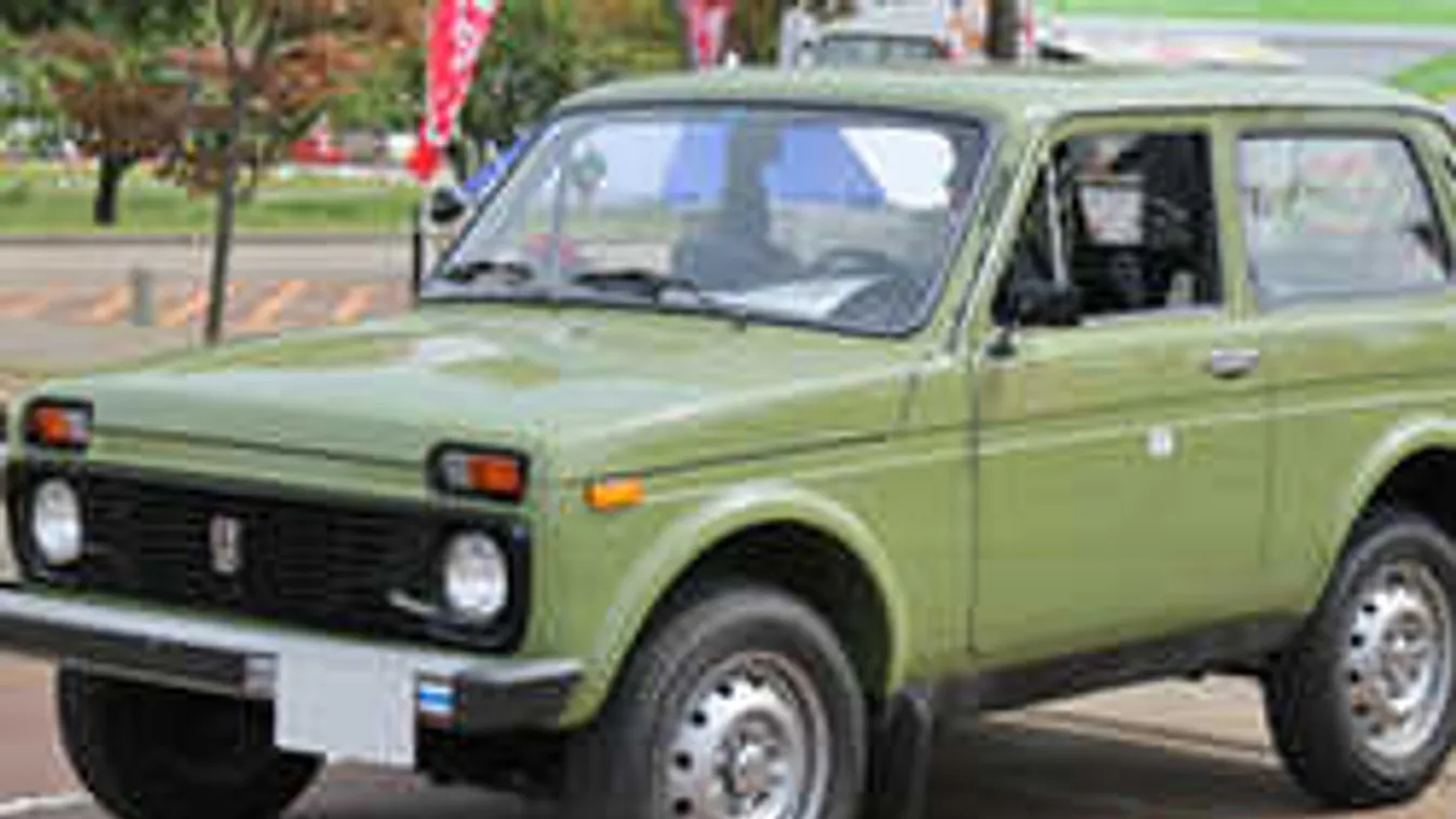 Egészen abszurd módon tépték ki a hóból az oroszok a Lada Nivát