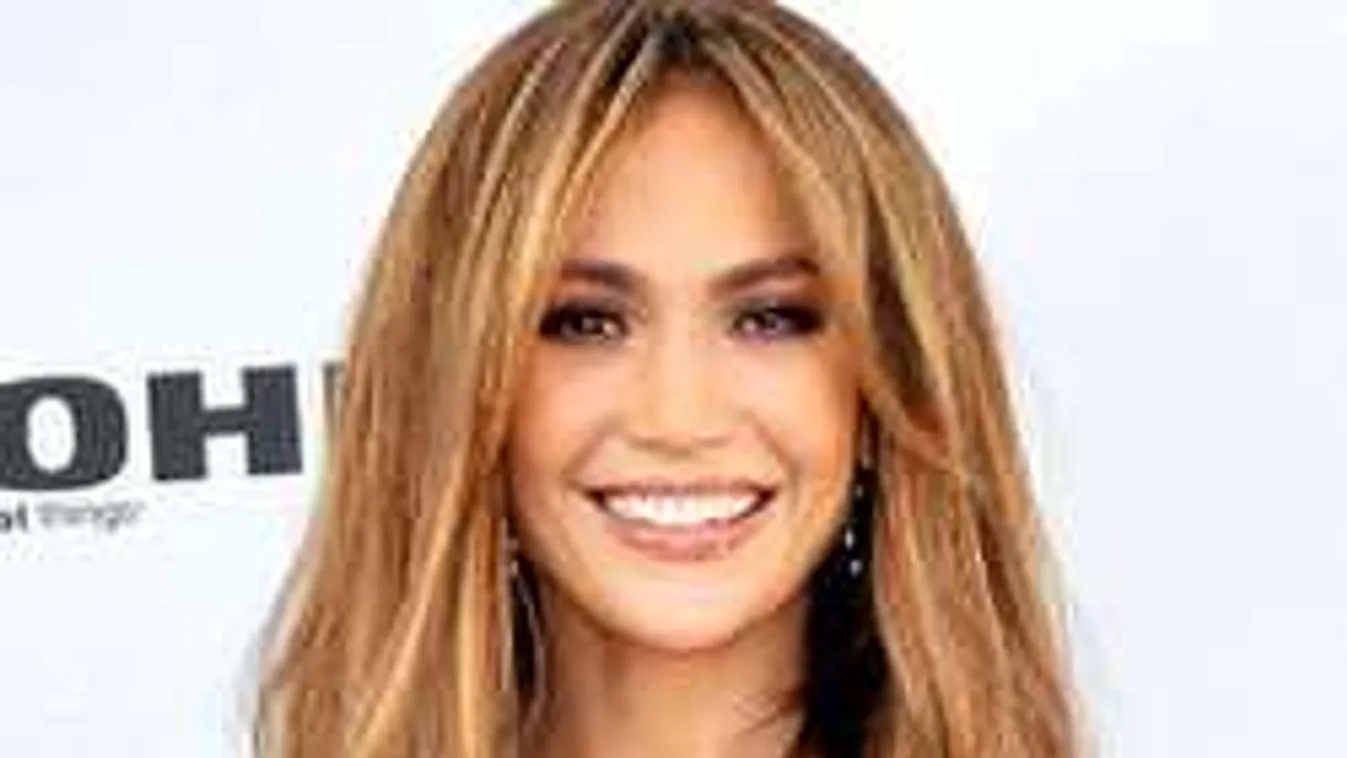 Õrült szexi, alig valami ruhában pörög a rúdon a 49 éves énekesnő