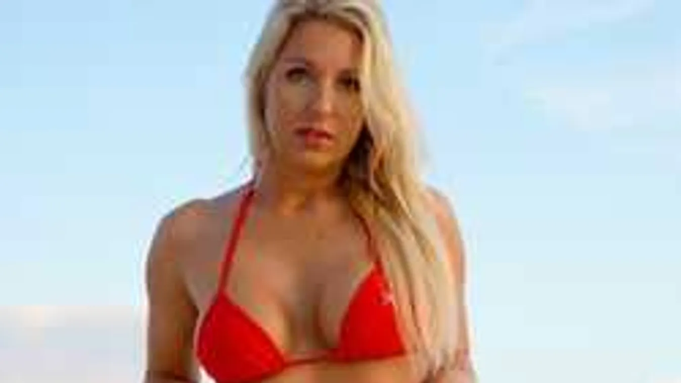 Merész fotó, fürdőzés közben villantott mellbimbót a dögös anyuka