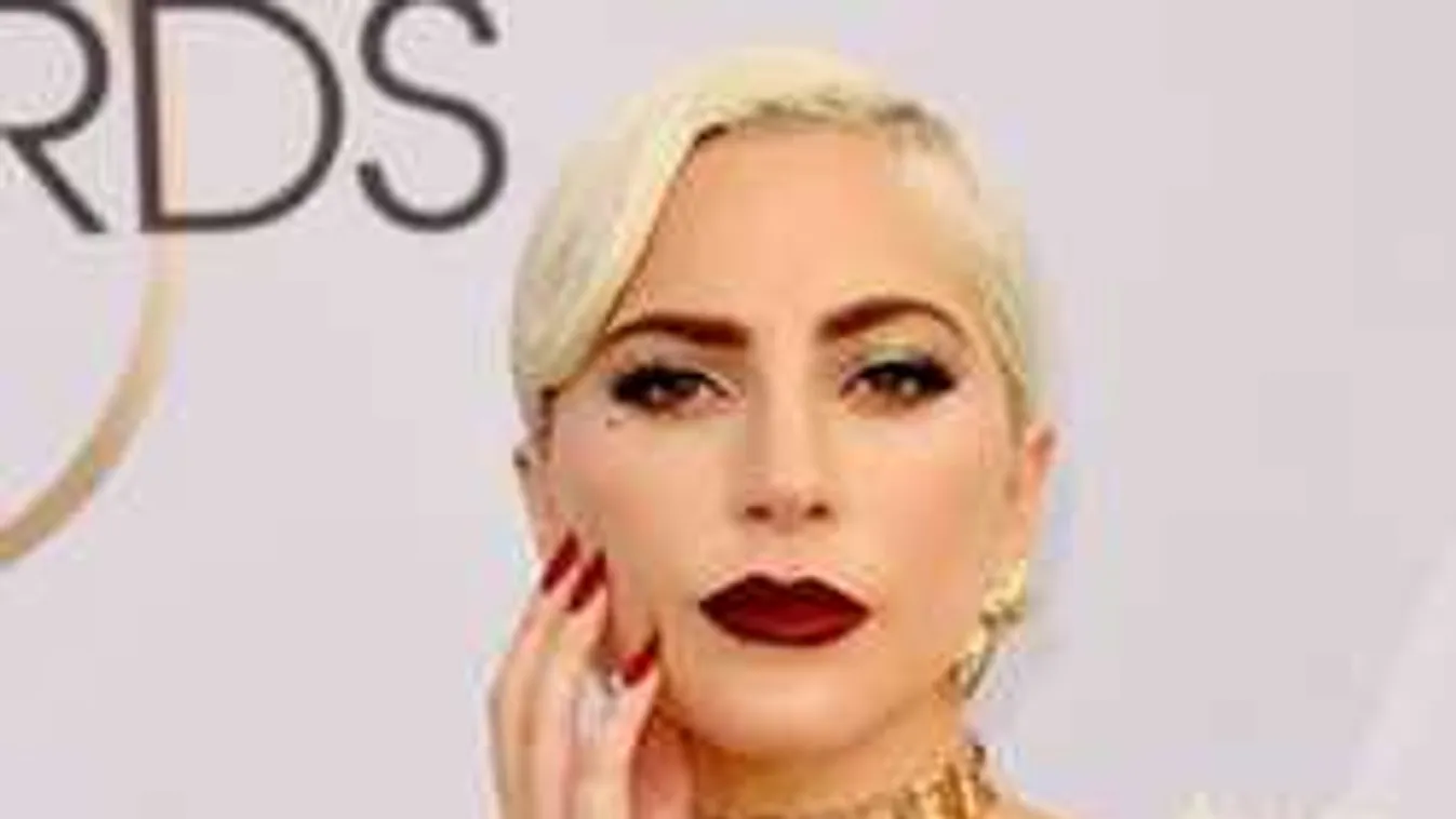 Szomorú hírt jelentett be az énekesnő: Ezért szakított a vőlegényével