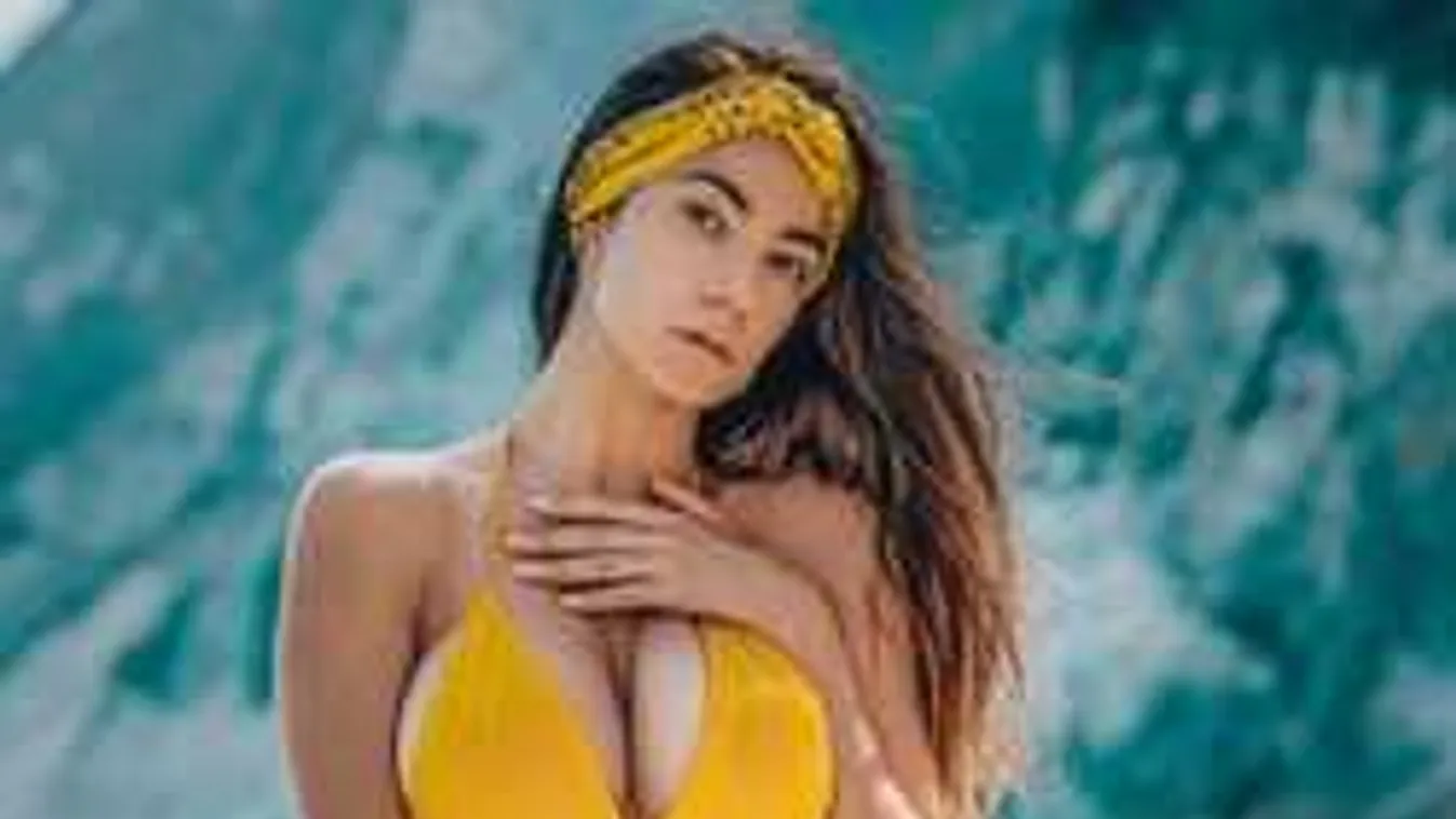 A természetben vetkőzött le a csodamellű színésznő