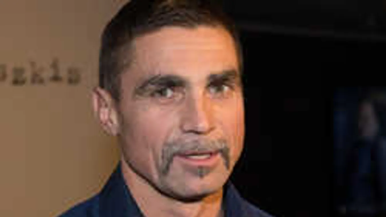 Itt vannak a részletek: a Viszkisnek ollót kellett ragadnia a szülőszobában