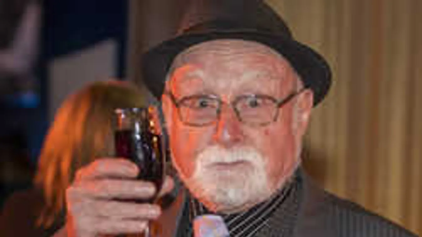 Õszinte vallomás: Fegyvert fogtak a Família Kft. sztárjának fejéhez