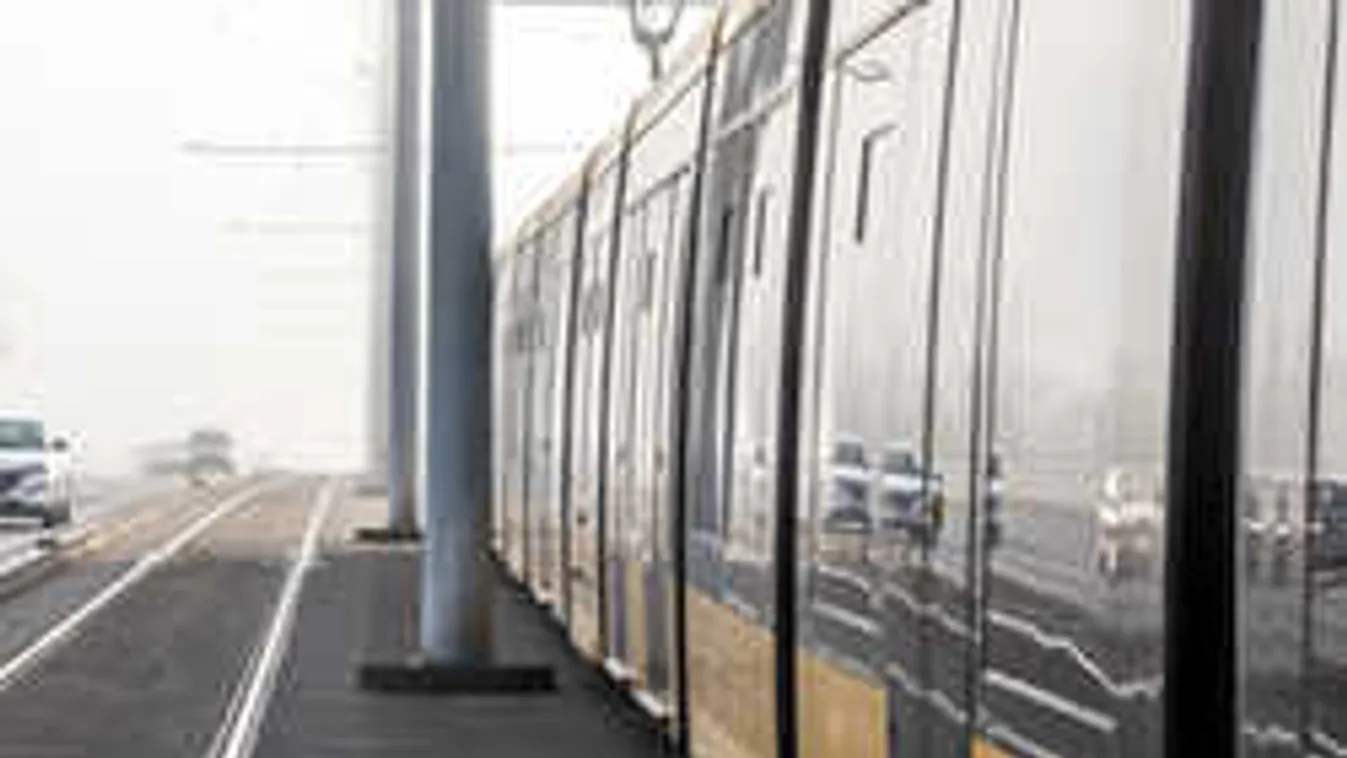 Tragédia a megállóban: Villamos alá löktek egy utast, szörnyethalt