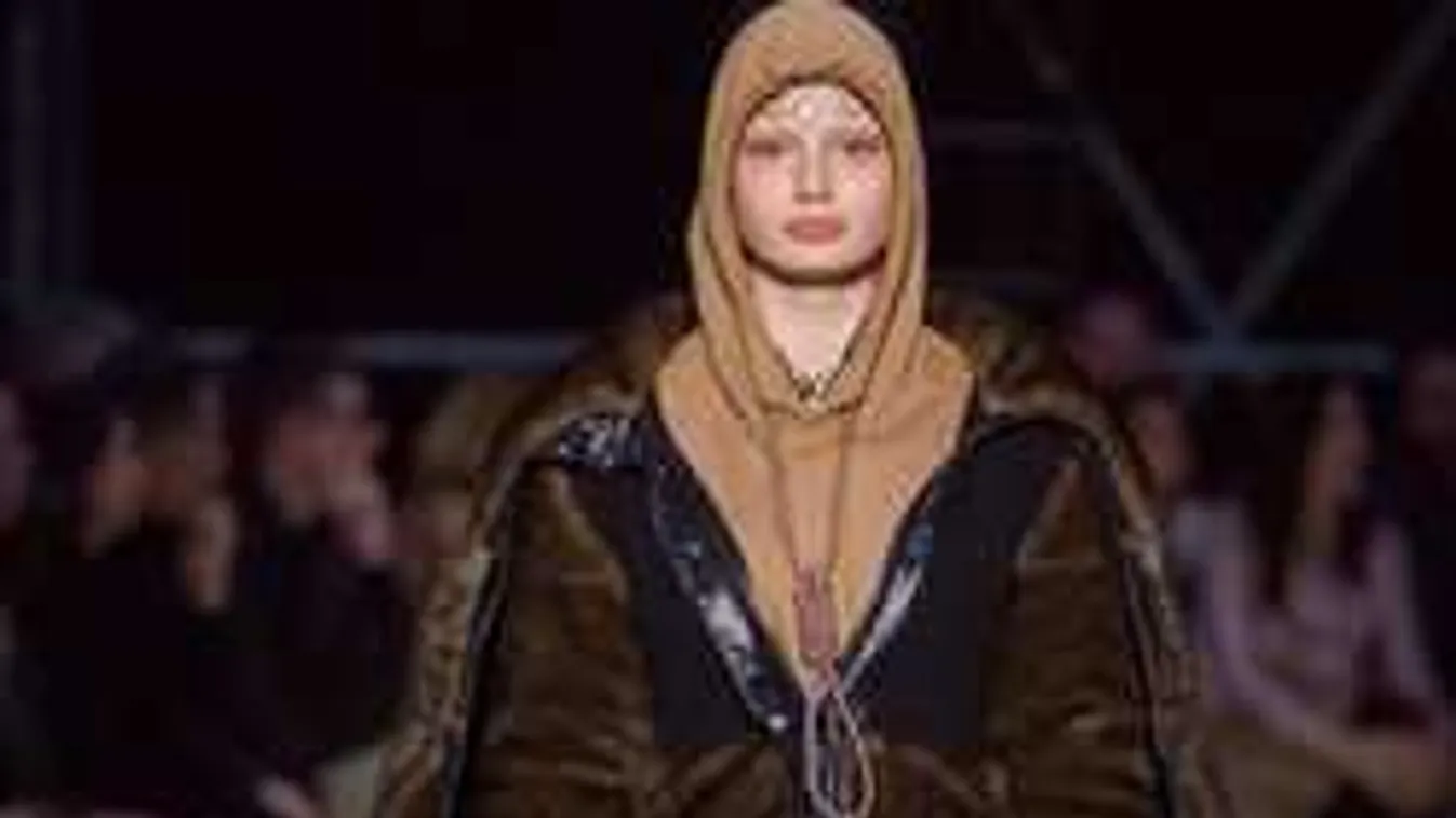 Botrányba fulladt a divatbemutató, borzalom mit tettek a modellel