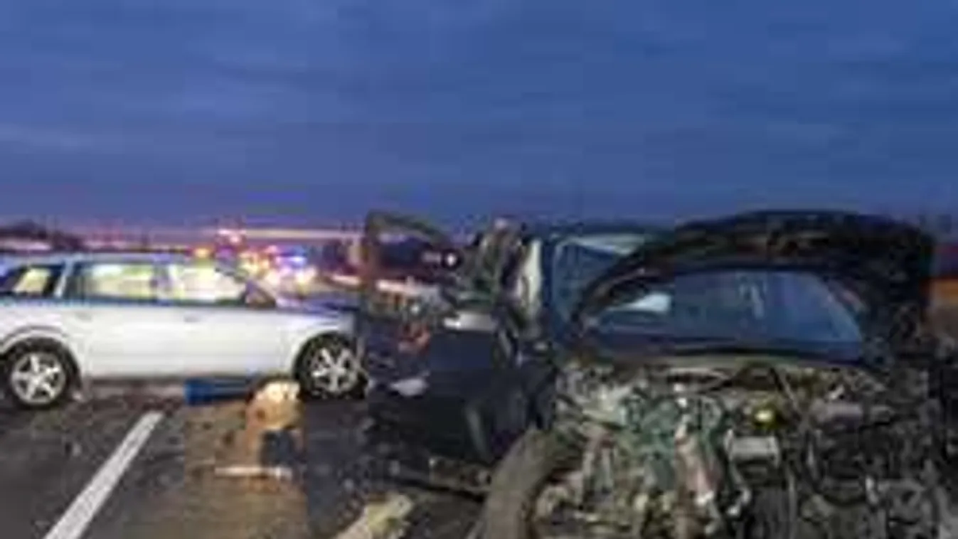 Megérkeztek az első fotók a hajnali tragédiáról, romok az autópályán