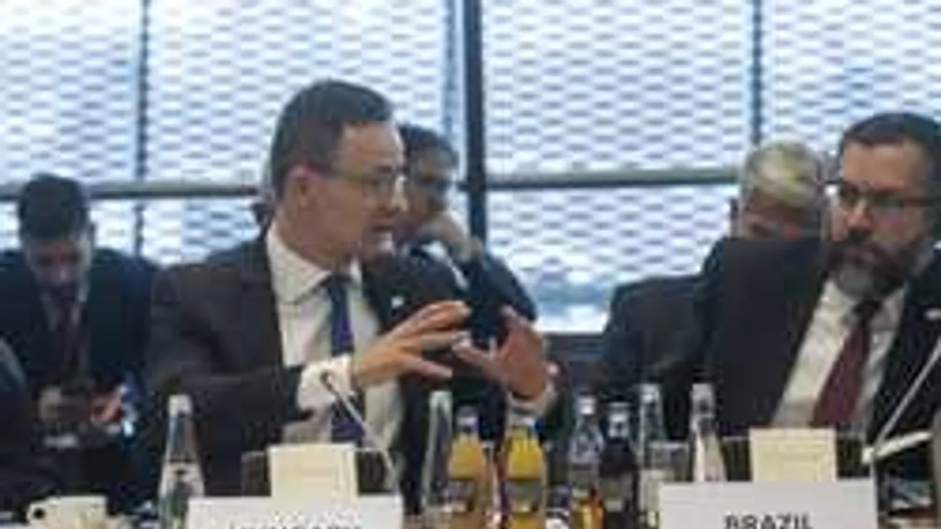 Szíjjártó Péter: Fenn kell tartani a határvédelmet