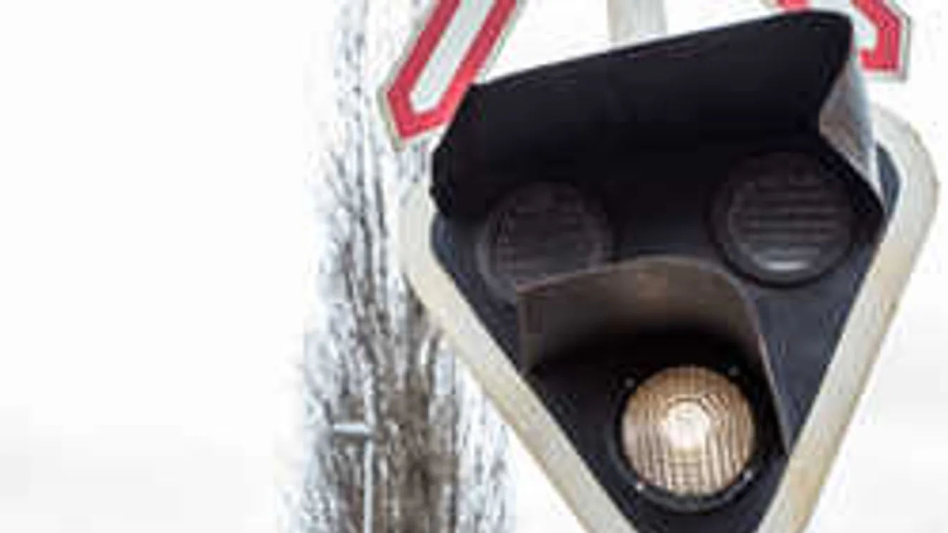 Drámai, rendőrök rántották el a száguldó vonat elől a magyar férfit