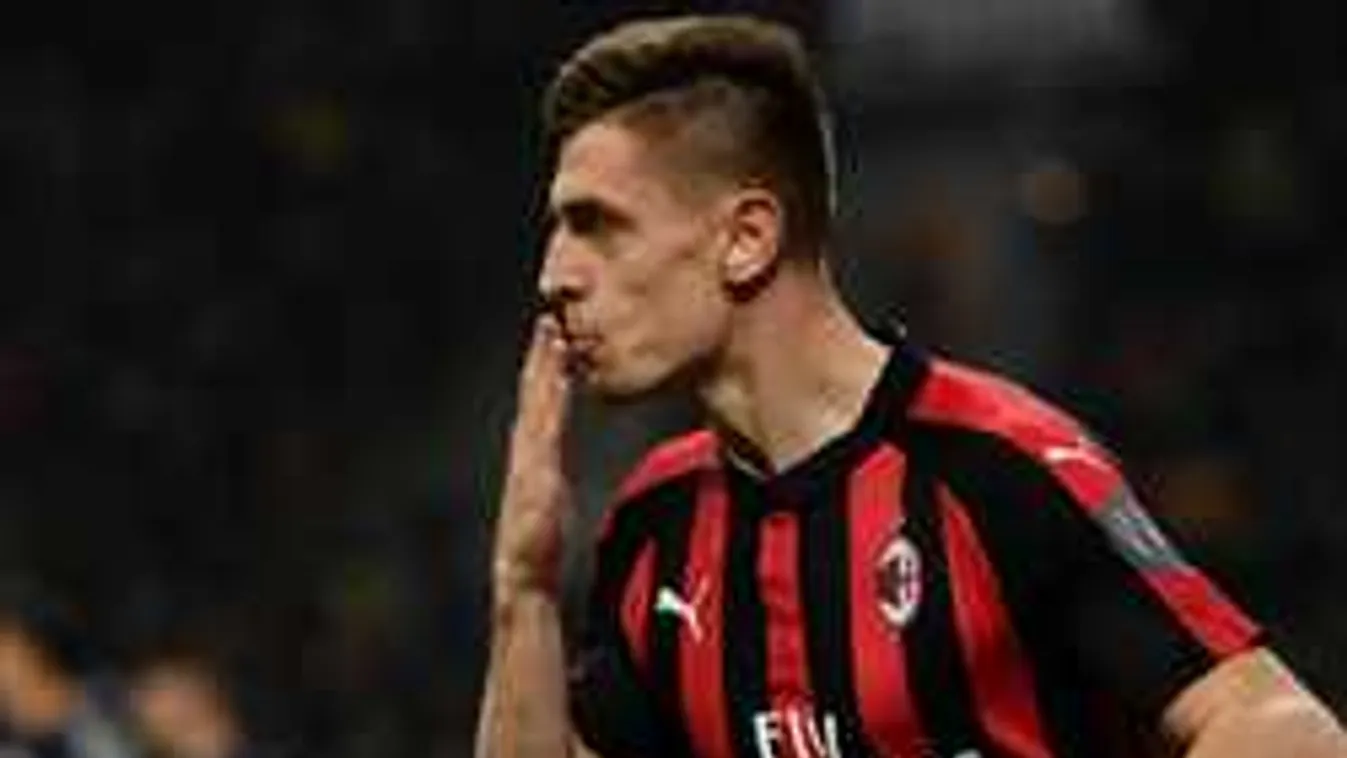 Átlátszó bikiniben strandol a futballsztár dögös barátnője