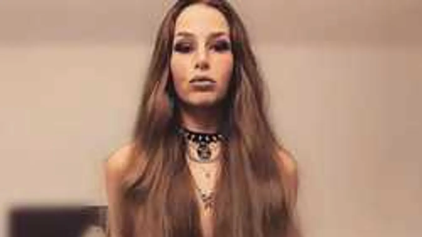 Szépségpötty: Bugyira vetkőzve mutatta meg hosszú haját az élő Rapunzel