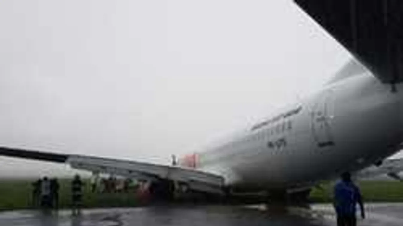 Pánik az utasszállítón, nem sokon múlott a tragédia! - videó