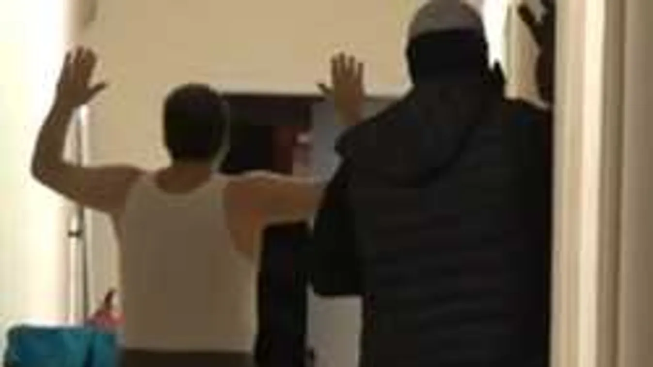 Berontottak a rendőrök a budapesti irodába, elképesztő, mit találtak