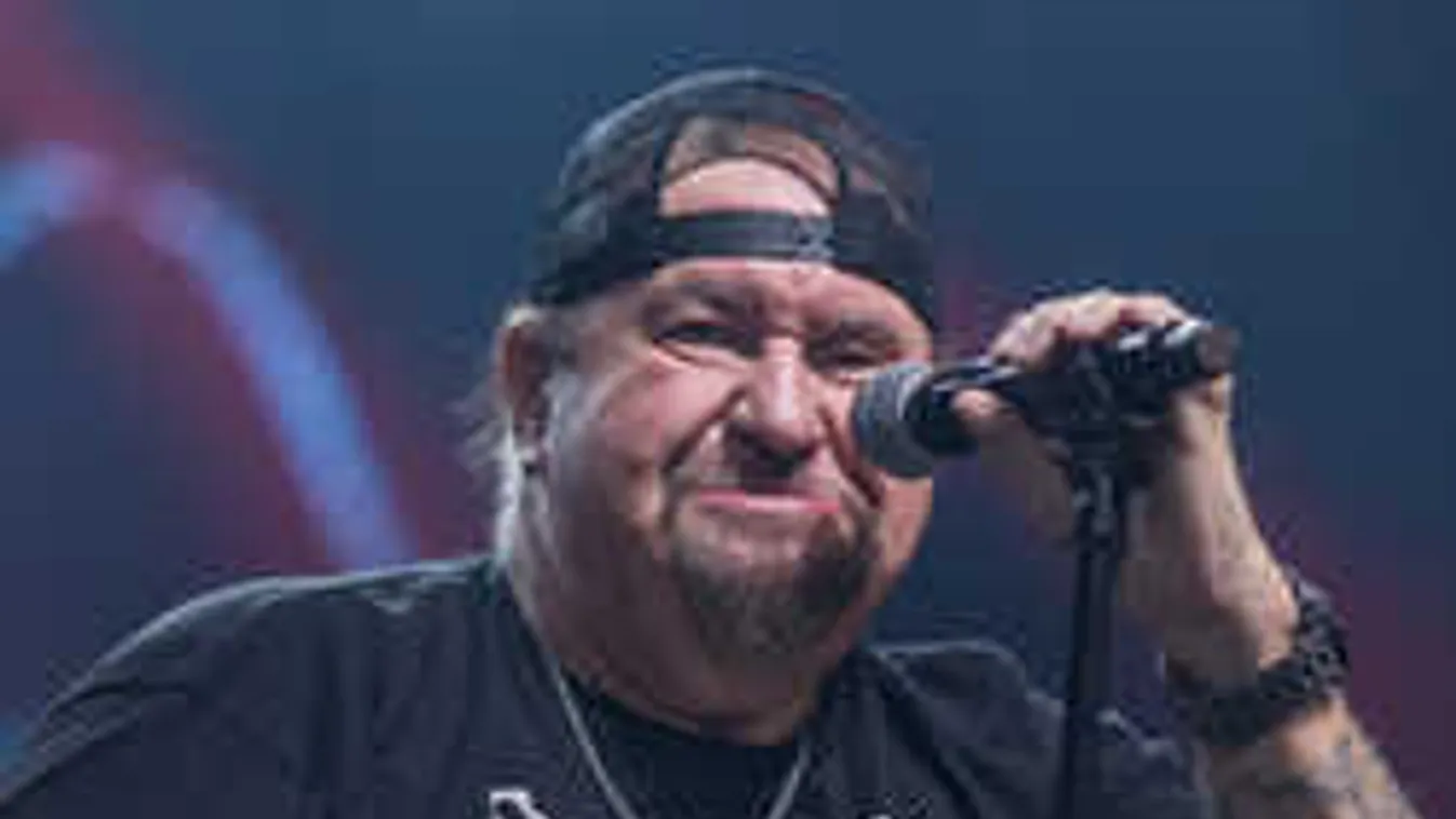 Hatalmas bejelentés: erre készül a híres magyar énekes