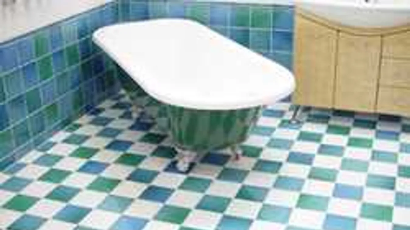 Sokkot kapott az anyuka, amikor betette kisfiát a kádba