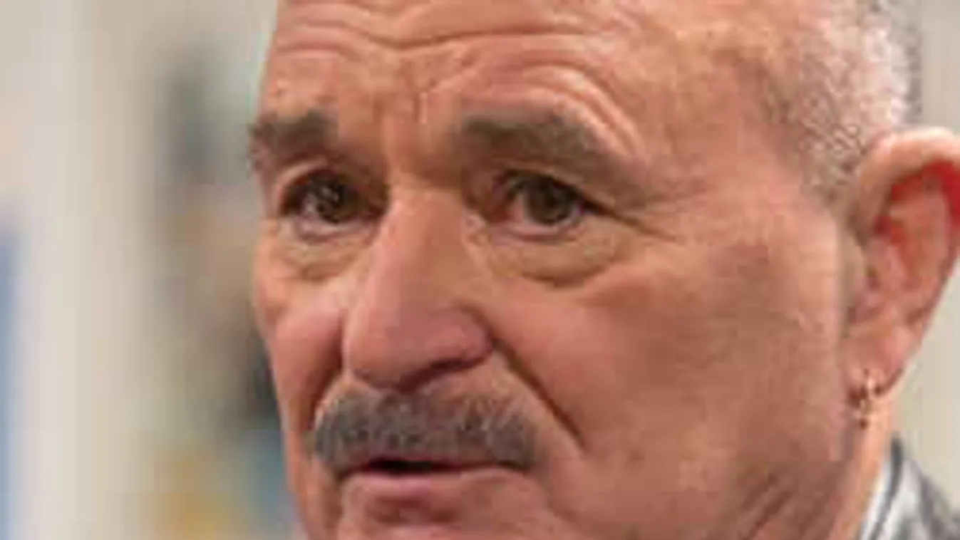 Műtétje előtt szelfizett a kórházban a legendás magyar énekes