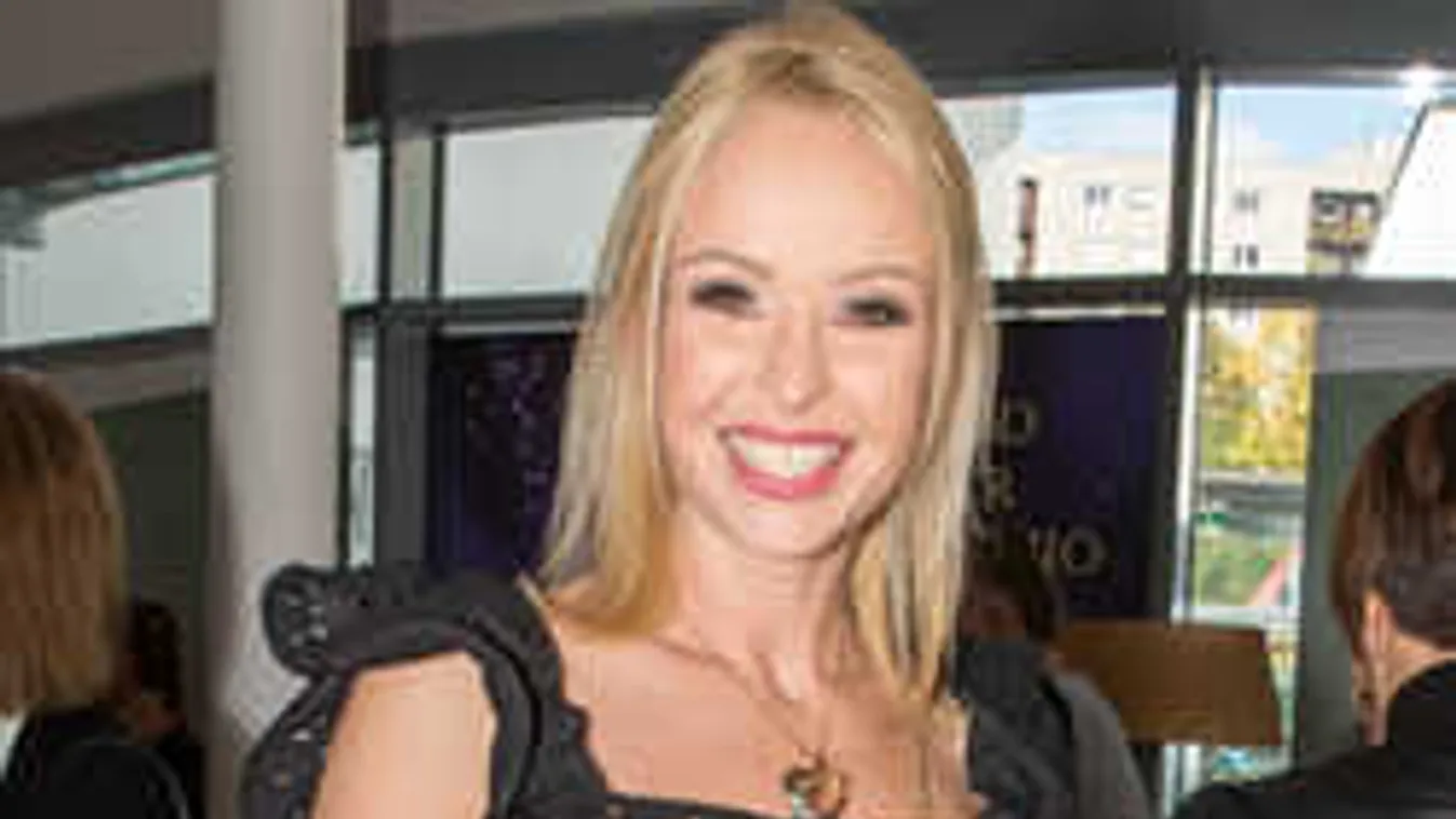 Nem szégyenlős a luxusfeleség, falatnyi bikiniben mutatta meg bájait