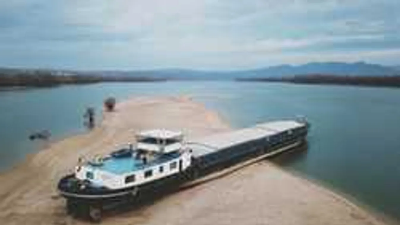 Katasztrófaturisták rohamozzák a Dunán megfeneklett uszály környékét